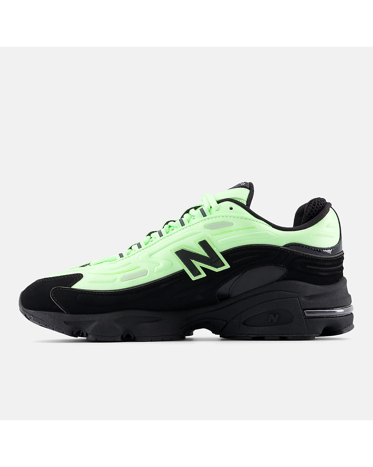 Подошва кроссовок New Balance 1000D с видимой структурой, вид снизу.