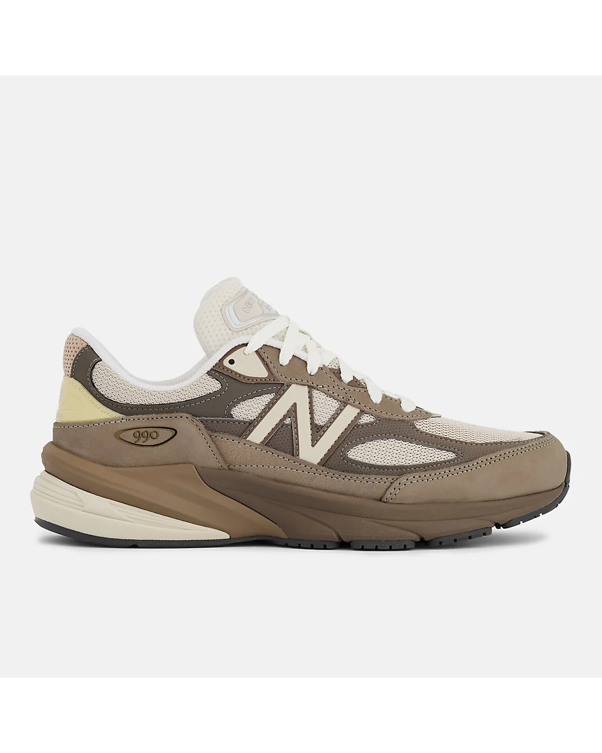 Кроссовки New Balance 990v6 с замшевой отделкой и серой сеткой, вид сбоку.