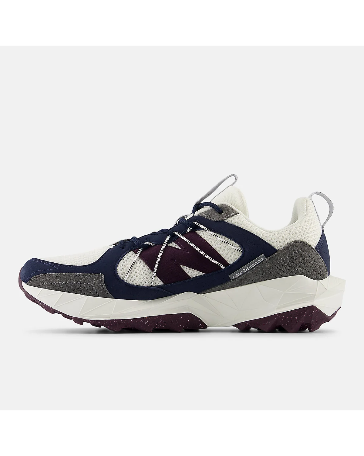 Подошва кроссовок New Balance Tektrel с агрессивным протектором, вид сбоку