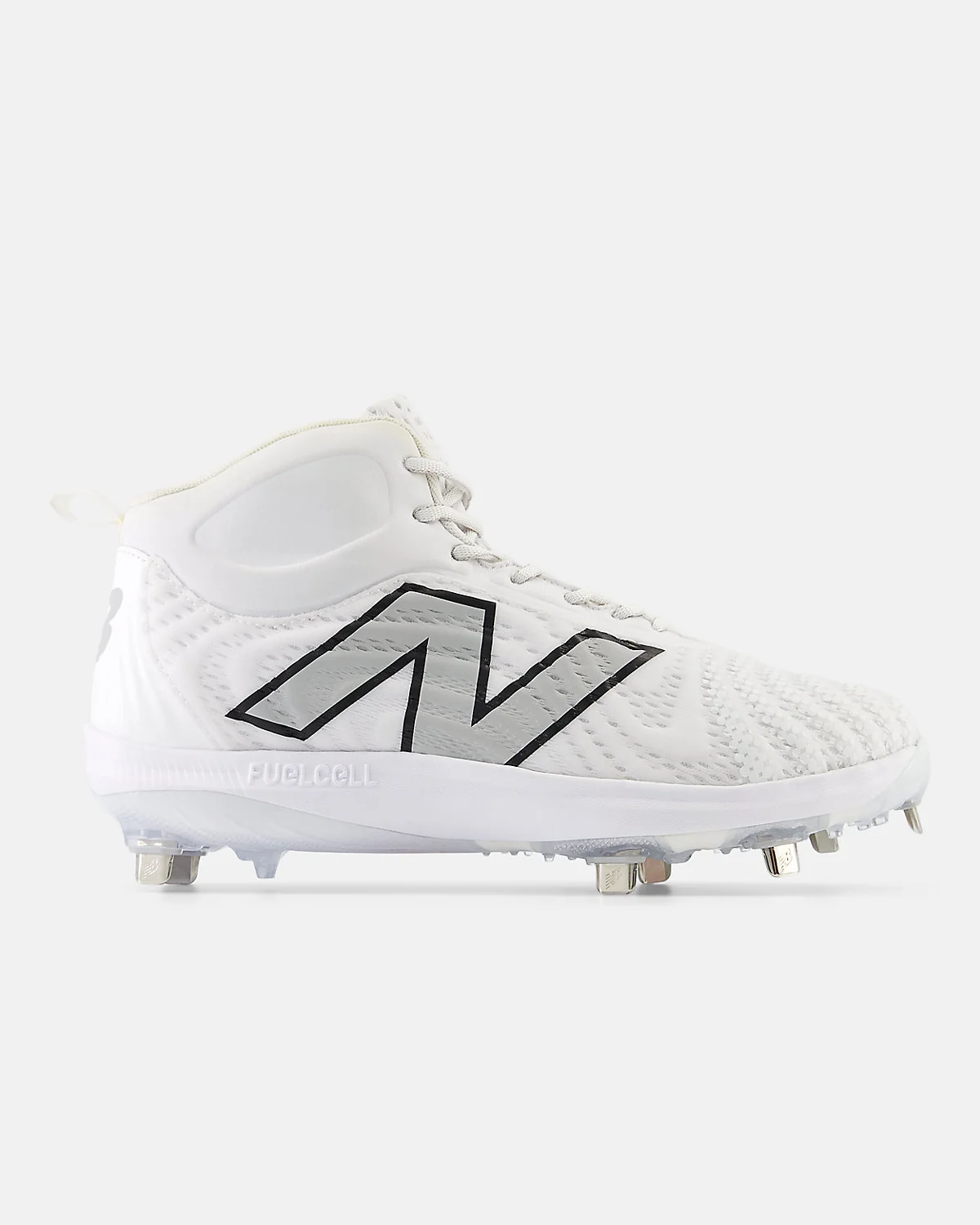 Чёрные кроссовки New Balance FuelCell 4040 v7 с белыми вставками и металлическими шипами, вид сбоку.