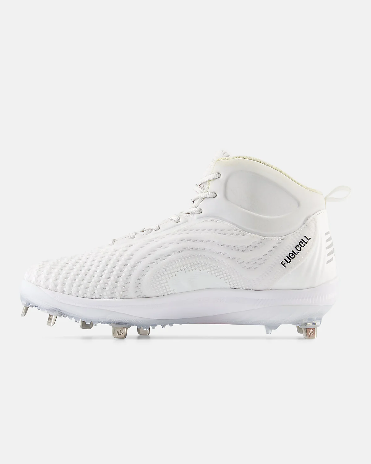 Нижняя часть подошвы New Balance FuelCell 4040 v7 чёрных с металлическими шипами.