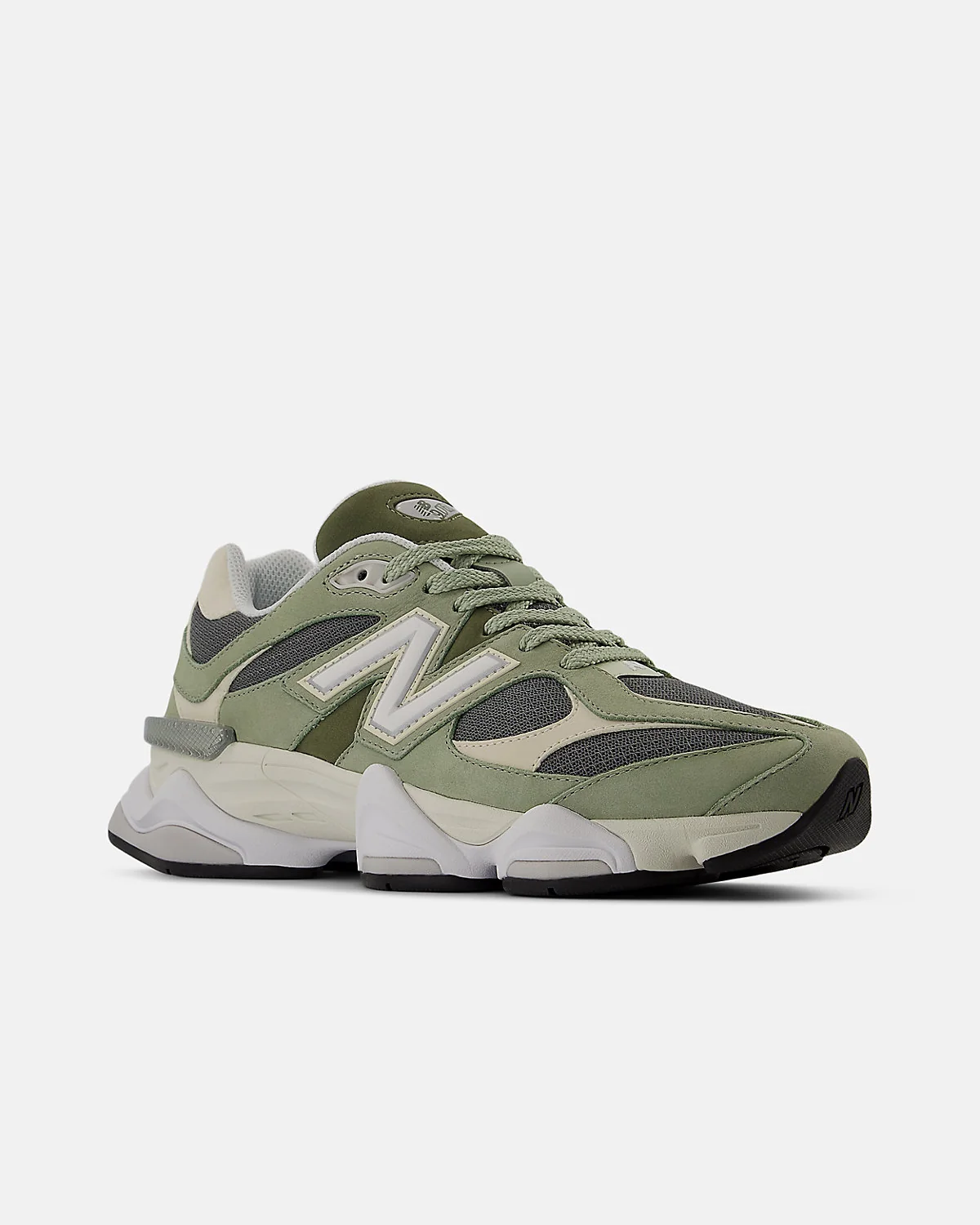 Кроссовки New Balance 9060 голубые, ракурс спереди-сбоку, виден силуэт.