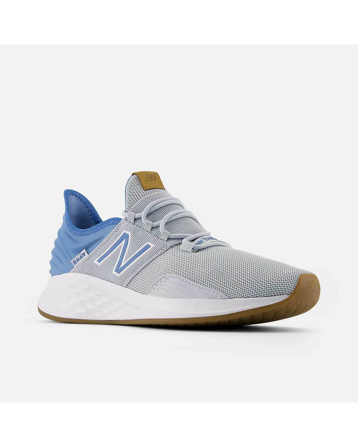Кроссовки New Balance Fresh Foam Roav серые, ракурс спереди-сбоку, видна конструкция.