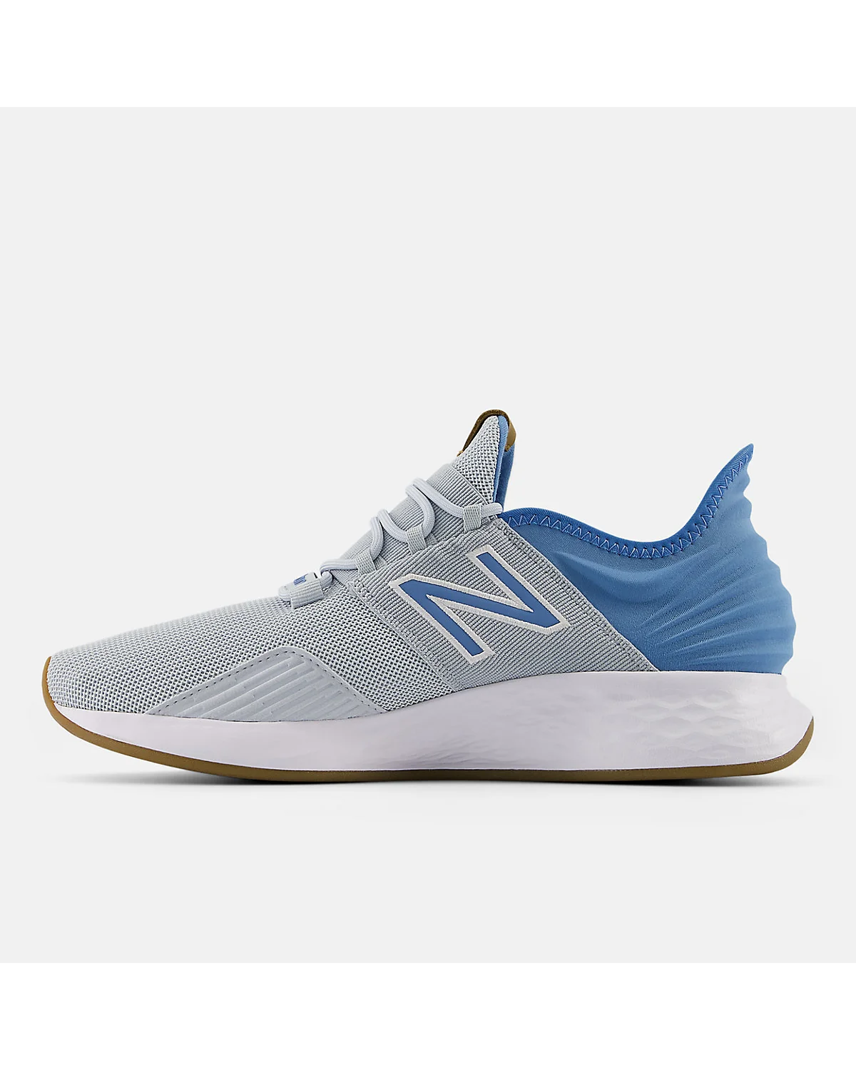 Близкий план материалов кроссовок New Balance Fresh Foam Roav серых, фактура и цвета.