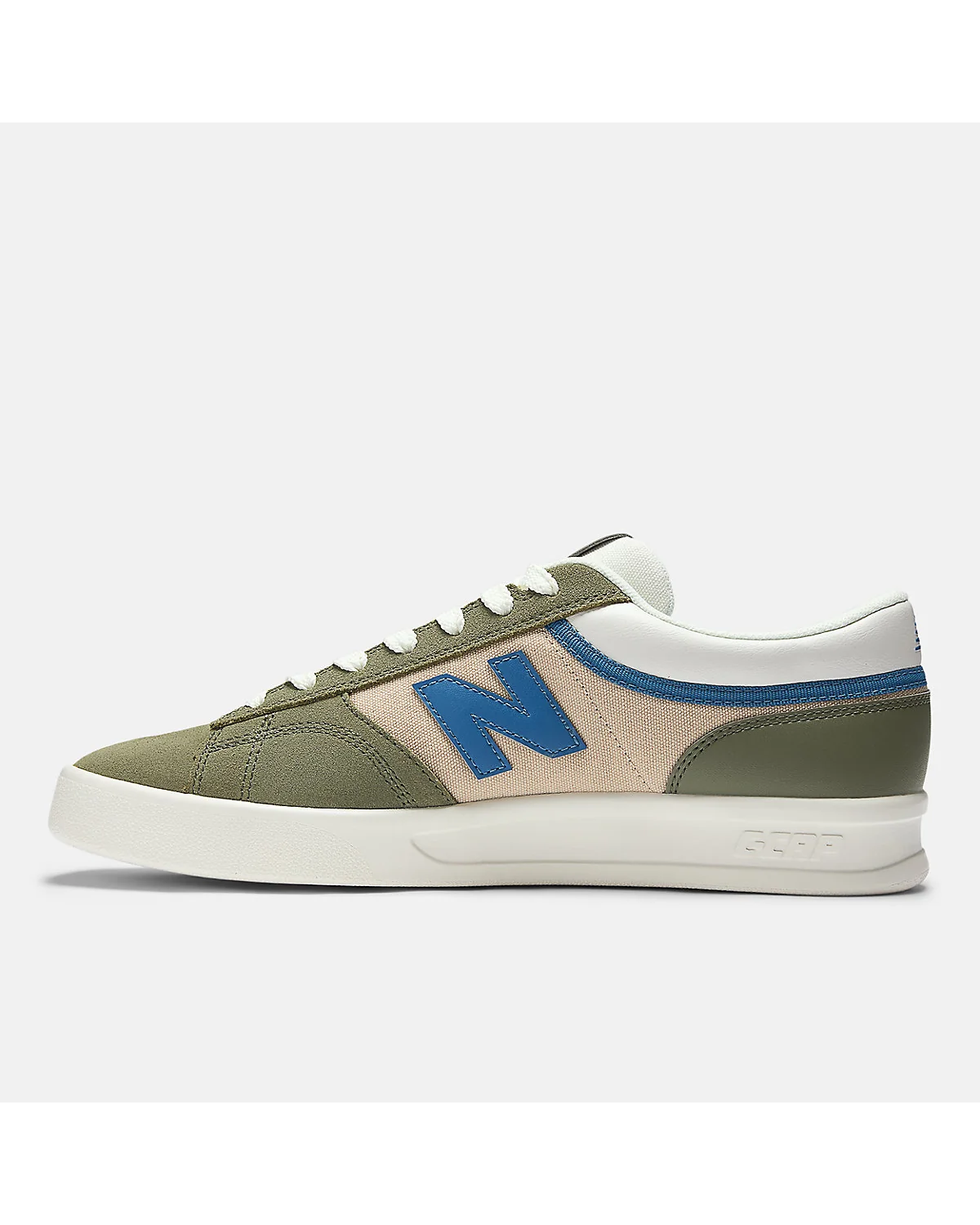 Крупный план ткани и кроя кед New Balance Numeric 430 оливковых, фактура материала.