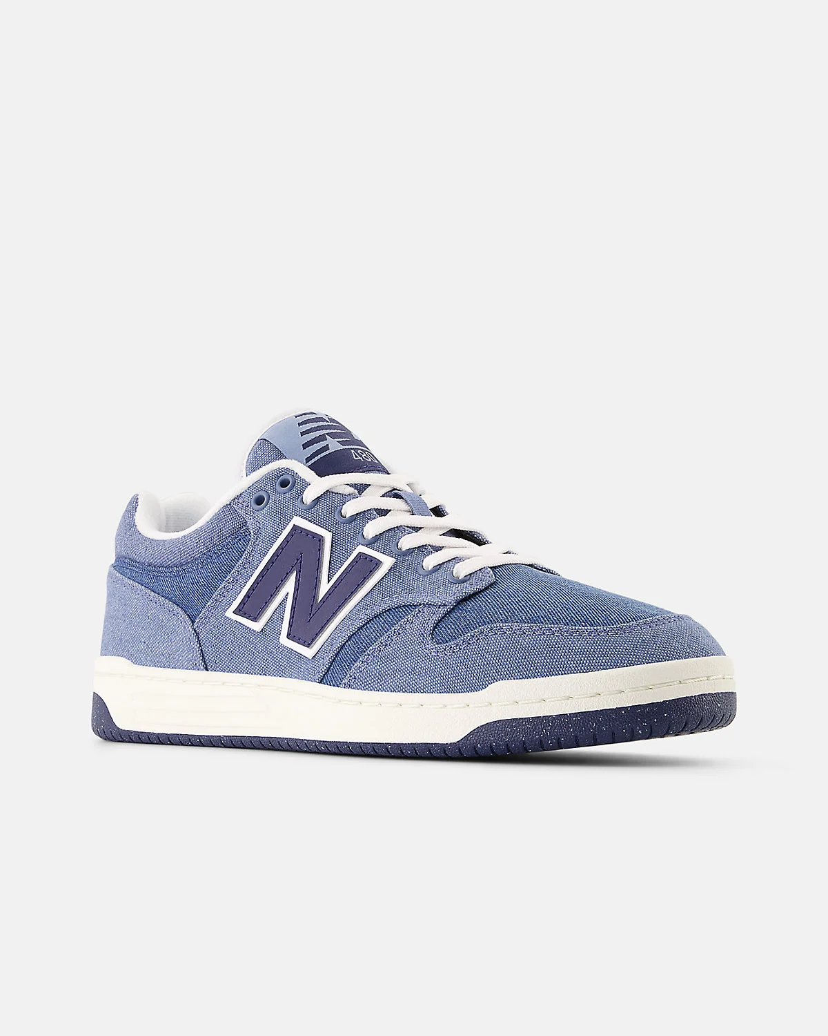 Белые кроссовки New Balance 480, ракурс спереди, виден дизайн верхней части.