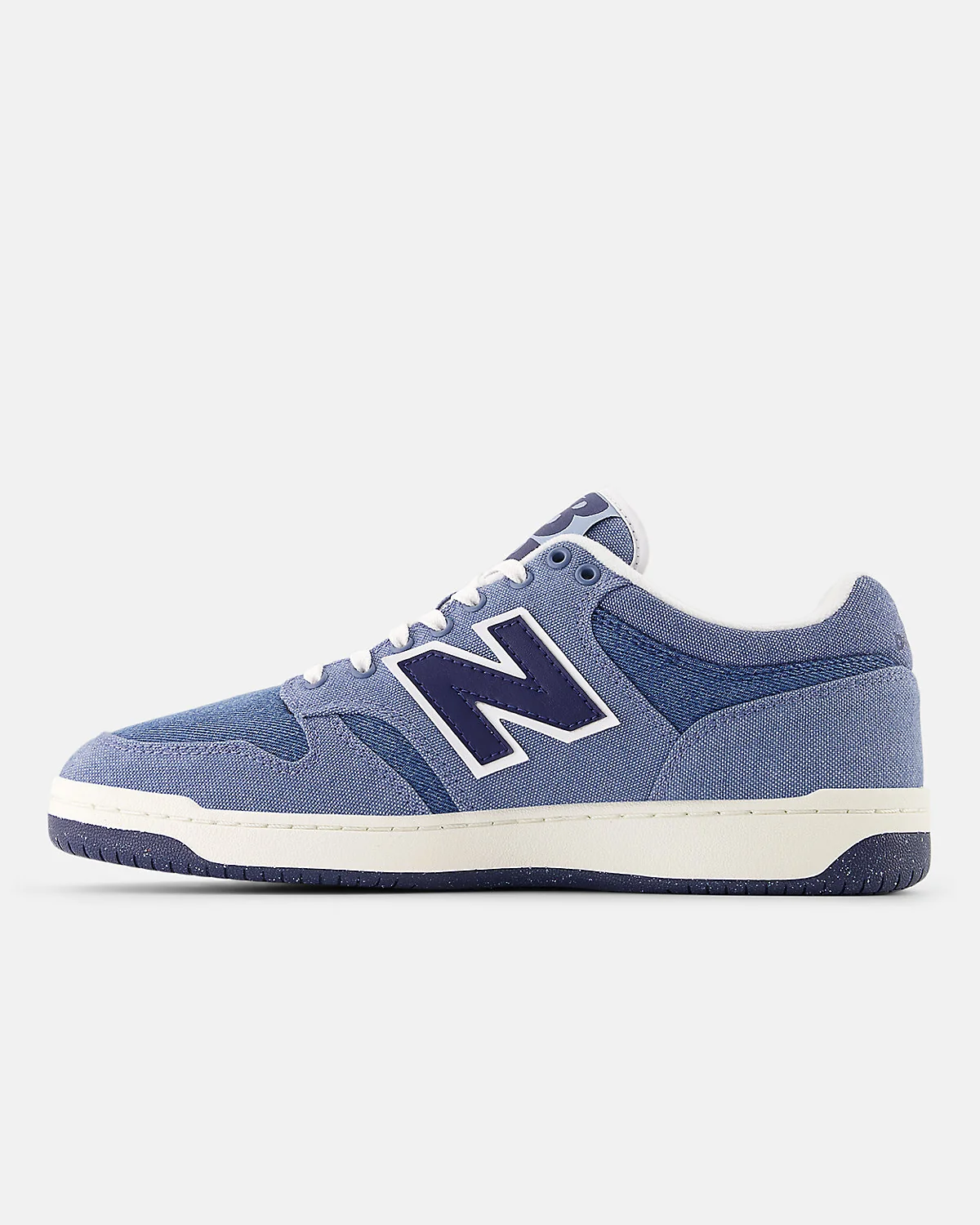 Нижняя часть белых кроссовок New Balance 480, подошва и рант.