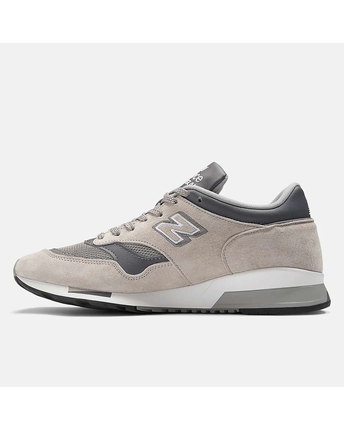 Крупный план замши и текстуры кроссовок New Balance Made in UK 1500 серых, материалы.