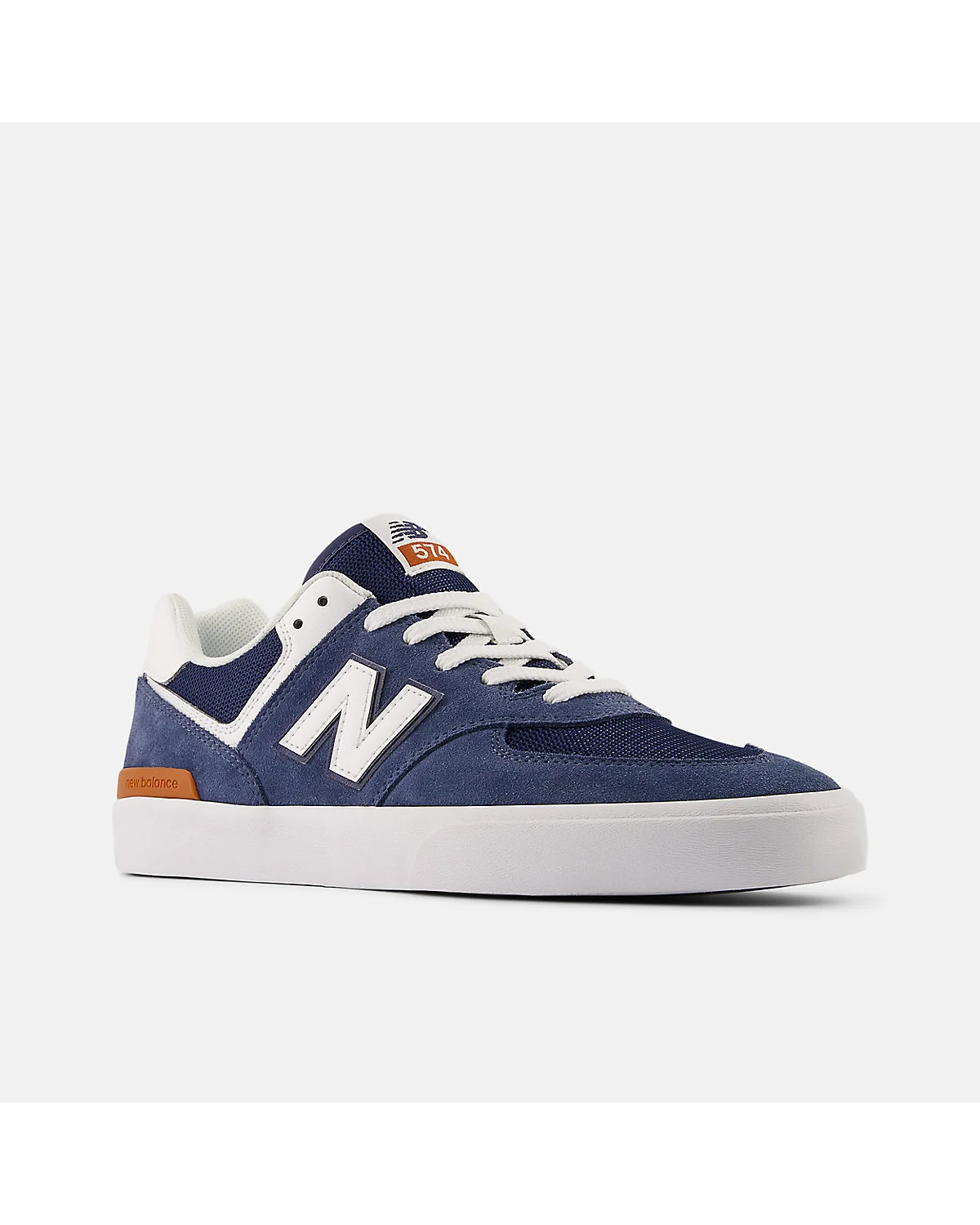 Кеды New Balance Numeric 574 Vulc индиго, ракурс спереди-сбоку, видна форма кеда.