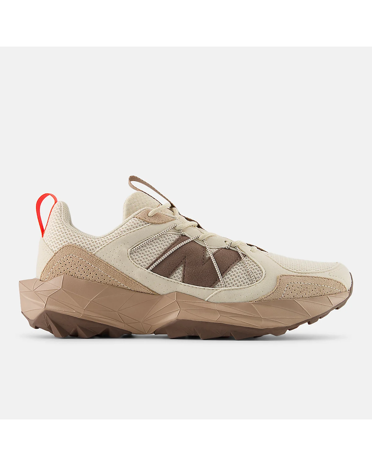 Бежевые кроссовки New Balance Tektrel с коричневыми вставками, вид сбоку.