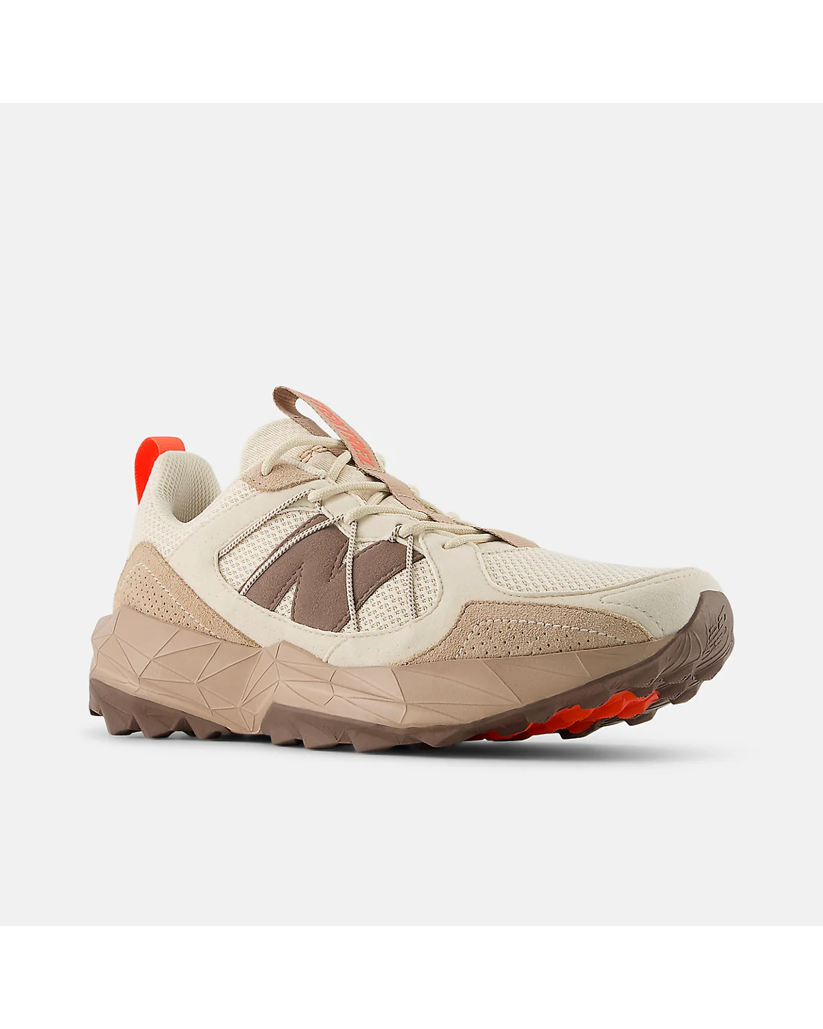 Бежевый кроссовок New Balance Tektrel сбоку с красным акцентом на пятке.