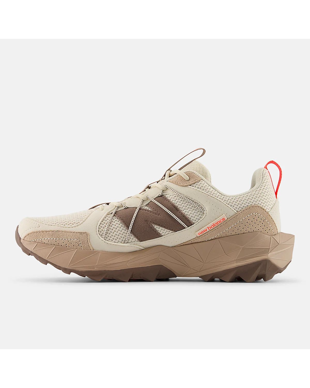 Подошва бежевого кроссовка New Balance Tektrel со сложным протектором.