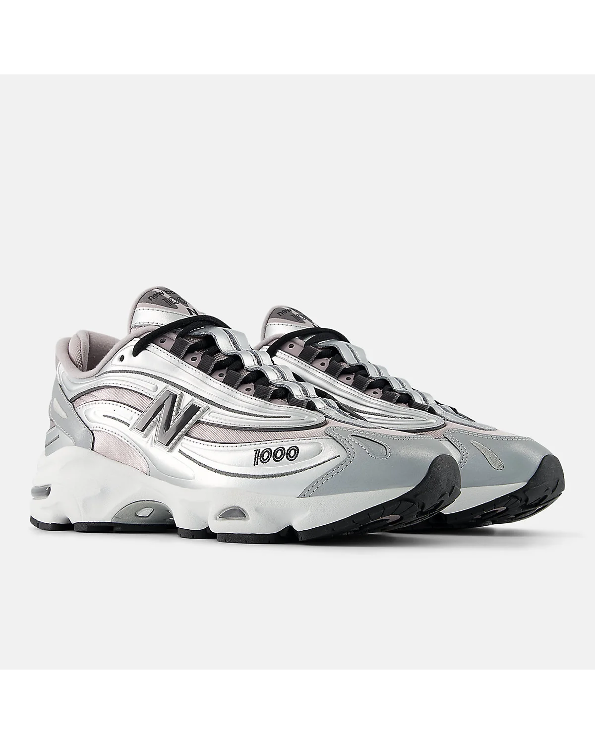 Серебристый кроссовок New Balance 1000 со стороны пятки и внешнего края.
