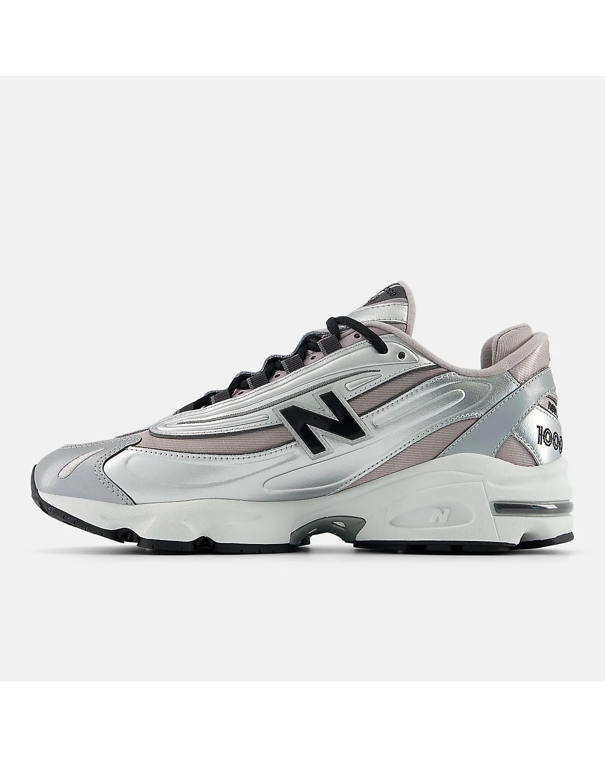 Подошва серебристого кроссовка New Balance 1000 с чёрным протектором и белой амортизацией.