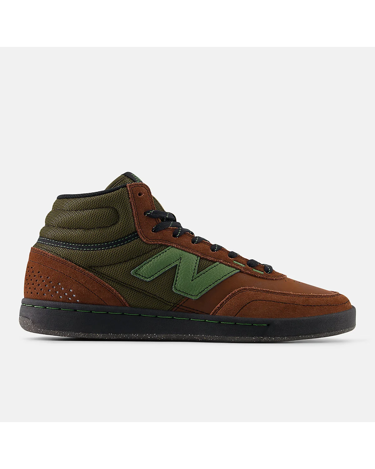 Коричневые кеды New Balance NB Numeric 440 High V2 с зелёным лого, вид сбоку.