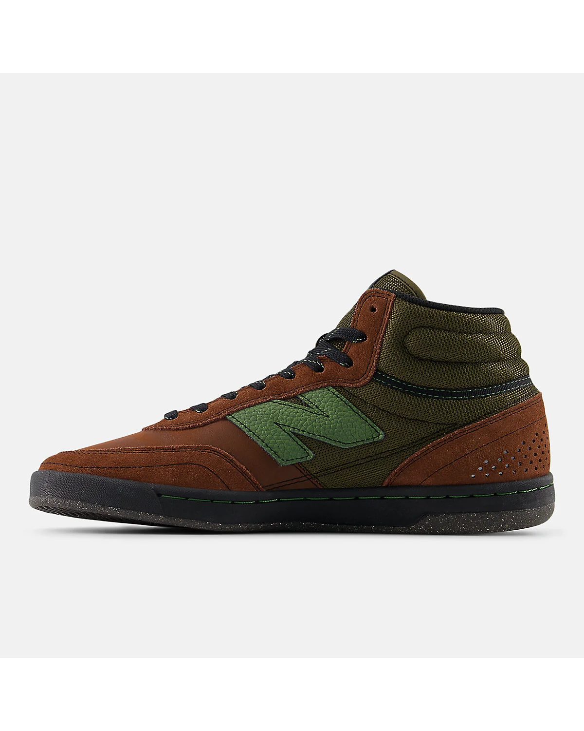 Крупный план перфорированной коричневой кожи и зелёного логотипа N кед New Balance 440.