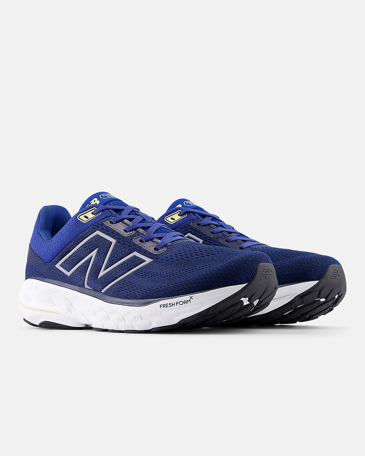 Многоцветный кроссовок New Balance 860v14 со стороны пяток, фиолетовый и жёлтый акценты.