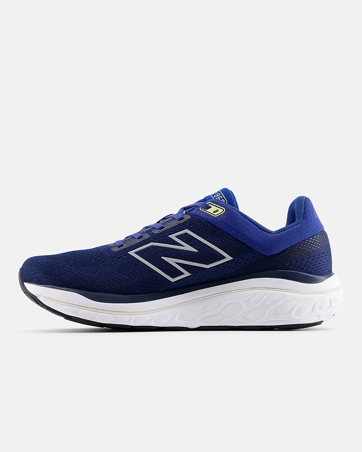 Подошва многоцветного кроссовка New Balance 860v14 с контрастными панелями.