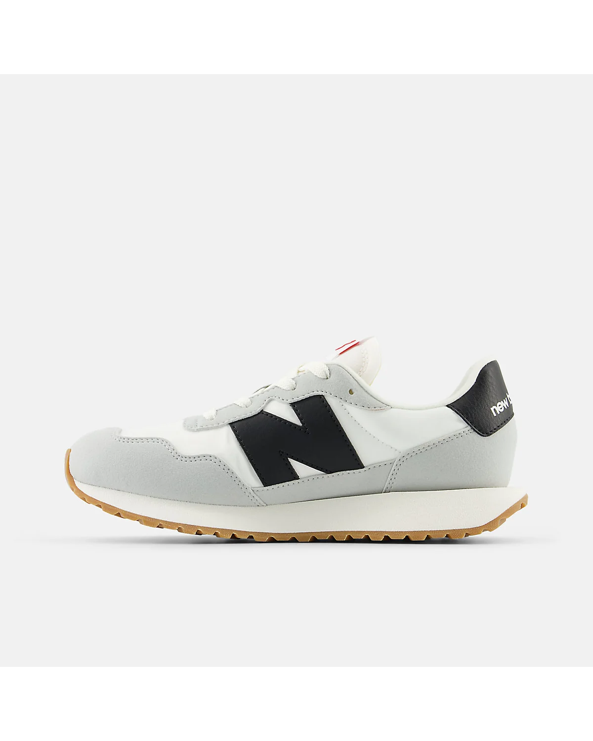 Подошва детских кроссовок New Balance 237 с рубчатым рисунком.