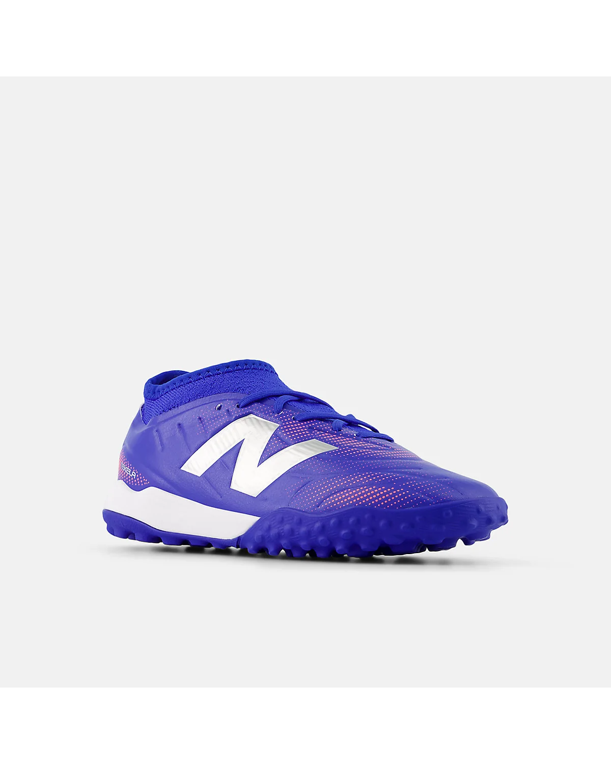 Детские футбольные бутсы New Balance Tekela Team Low, вид сбоку.