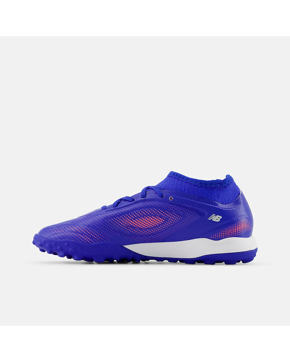 Подошва детских бутс New Balance Tekela Team Low со структурой.