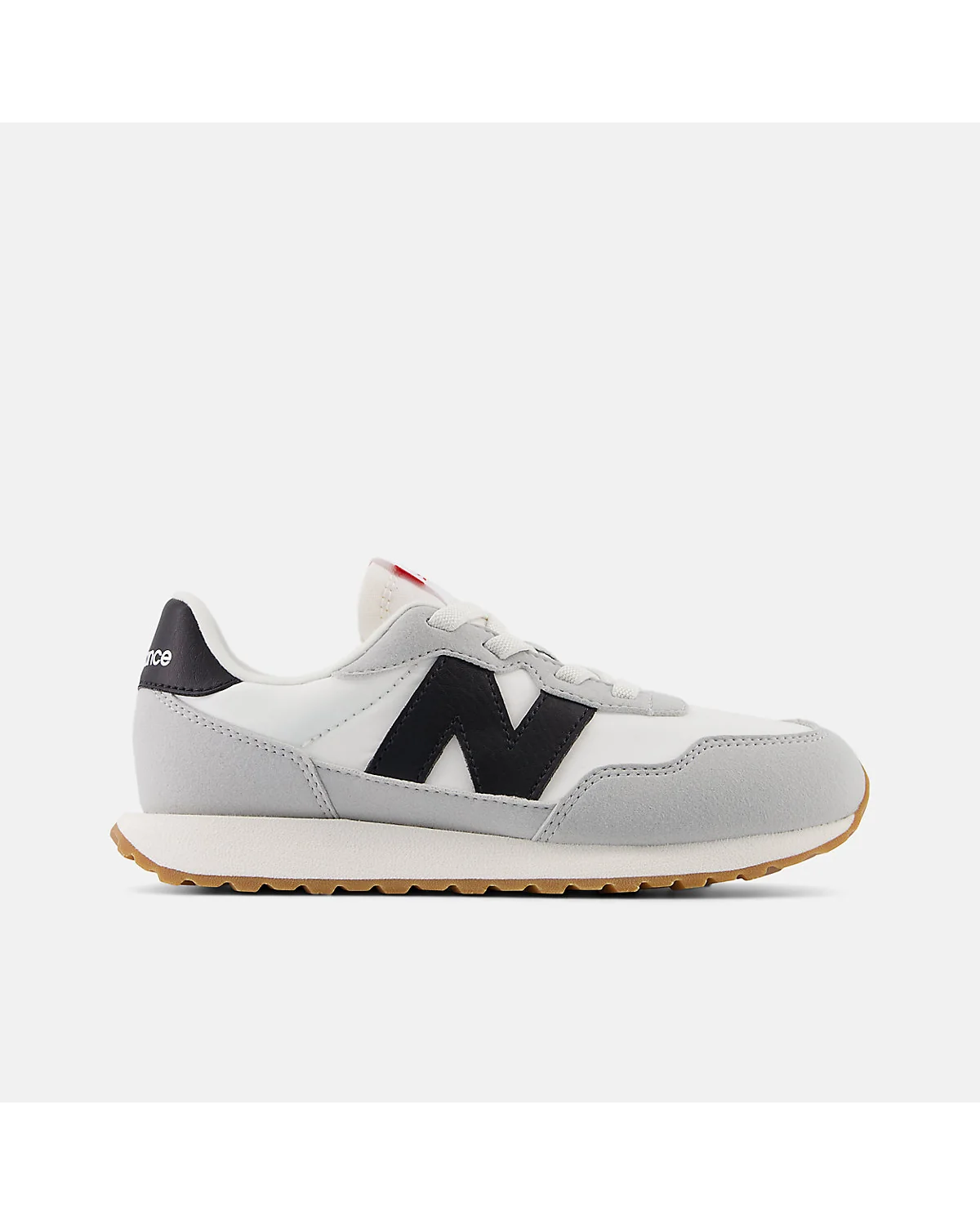 Кроссовки New Balance 237 Bungee белые с черным логотипом, вид сбоку.