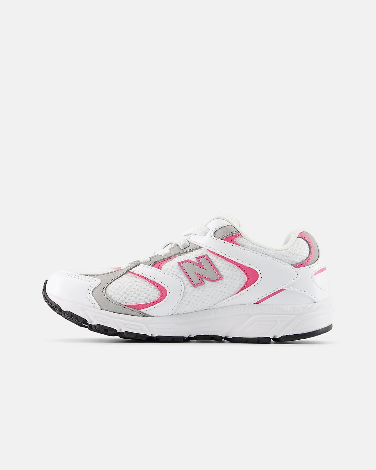 Верх обуви с серебристыми вставками и система Bungee New Balance 408.