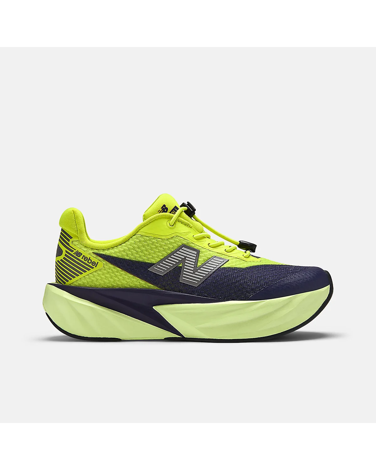 Кроссовки New Balance FuelCell Rebel ярко-зеленые с черным логотипом, вид сбоку.