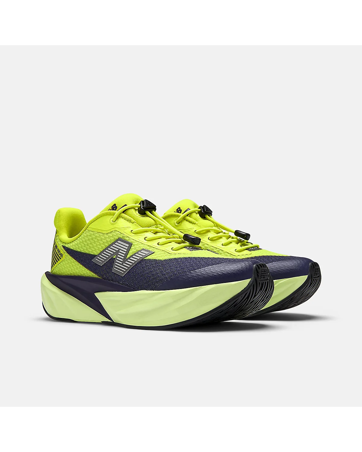 New Balance FuelCell Rebel зелёные с фиксатором шнуровки, вид под углом.
