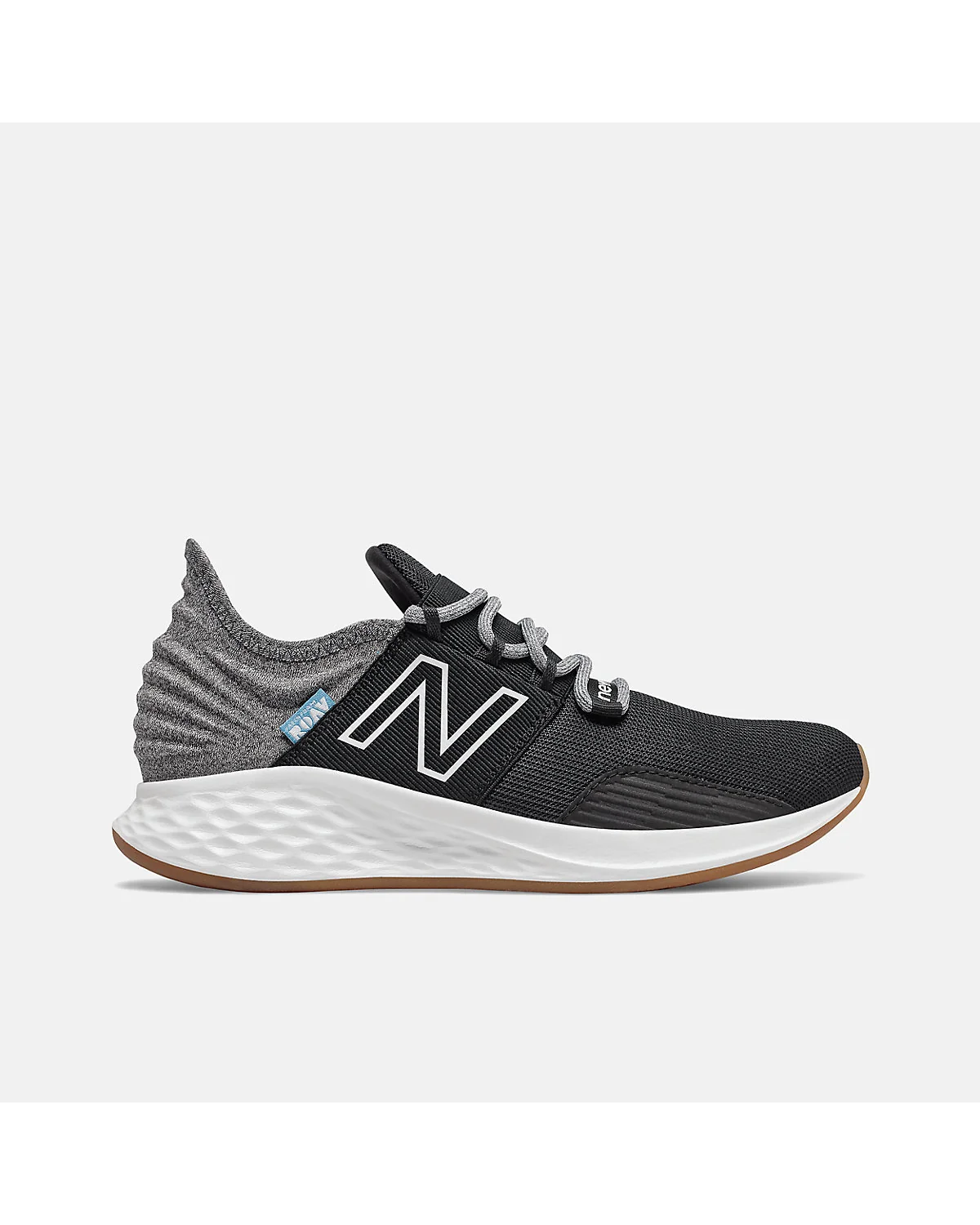 Кроссовки New Balance ROAV LACE черные со светлыми деталями, вид сбоку.