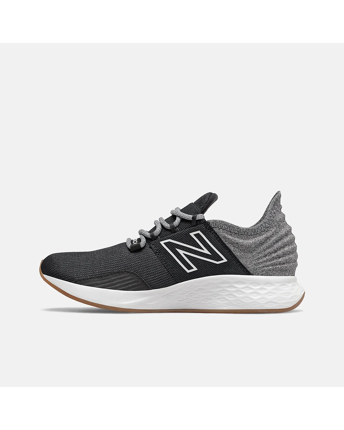 Детали шнуровки и сетчатого материала New Balance ROAV черных.