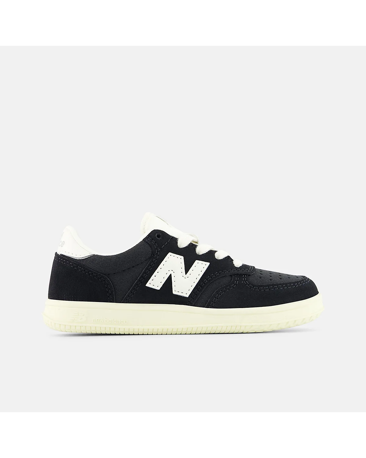 Кроссовки New Balance T500 цвета морской соли с чёрным логотипом, вид сбоку