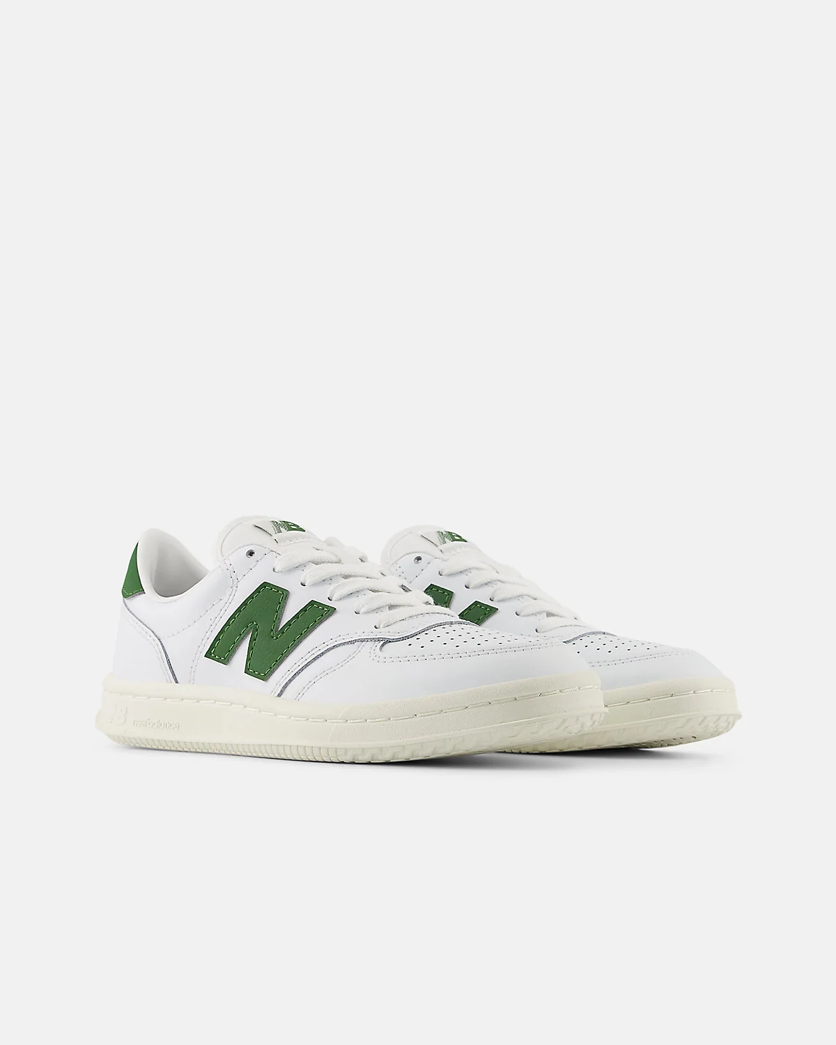Кроссовки New Balance T500 белый верх с чёрным логотипом и шнурками, фронтальный вид