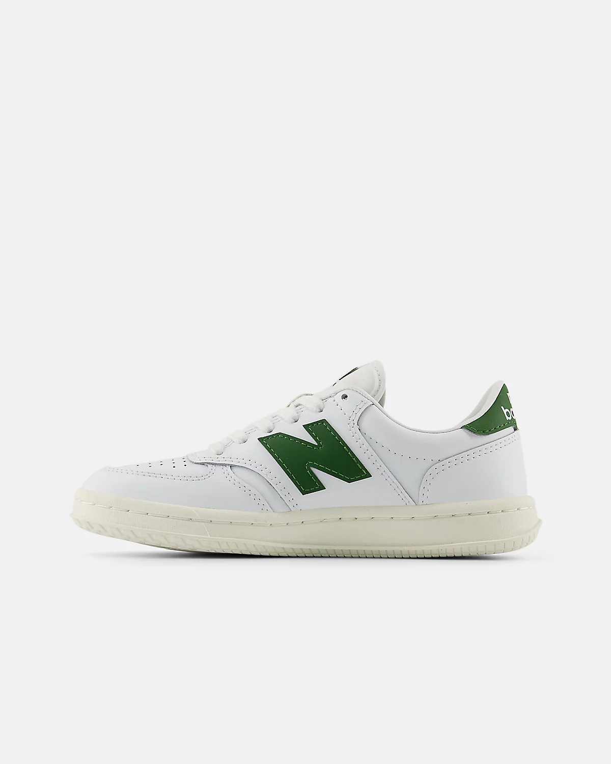 Нижняя часть белых кроссовок New Balance T500: светлая подошва