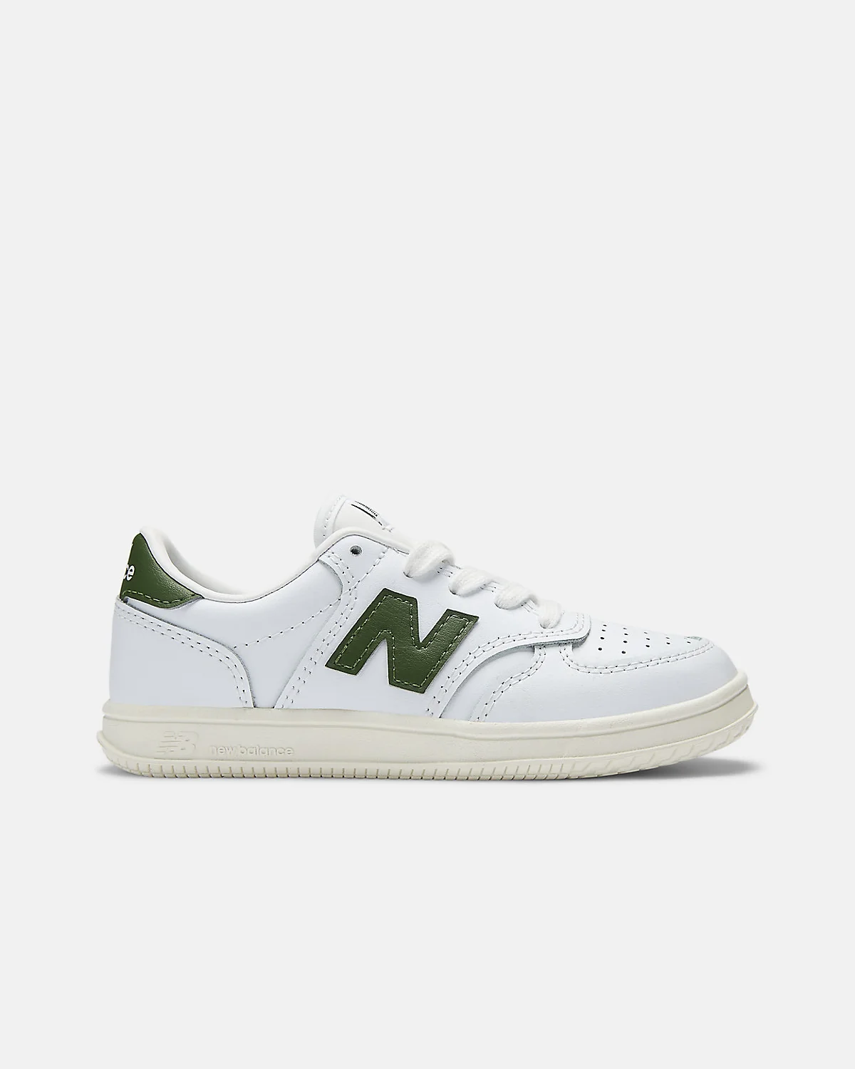 Кроссовки New Balance T500 белый с чёрным логотипом, вид спереди-сбоку