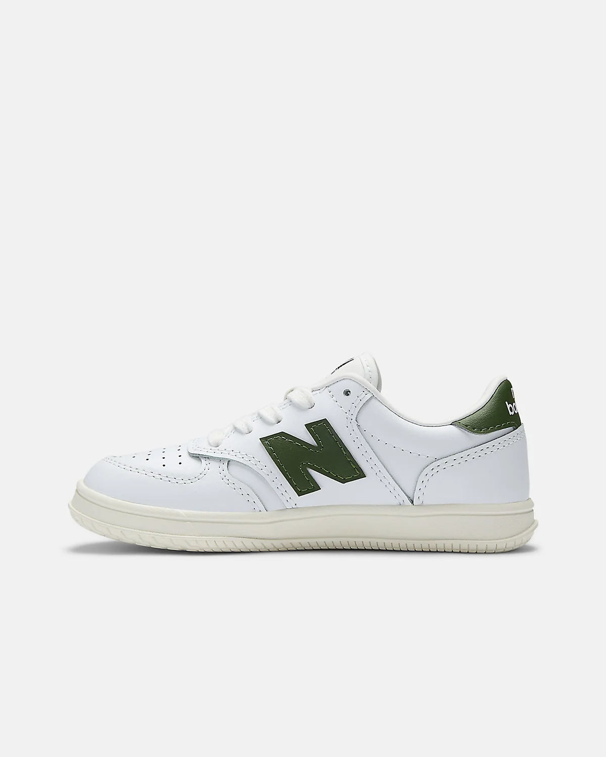 Нижняя часть кроссовок New Balance T500: светлая подошва с чёрным носком