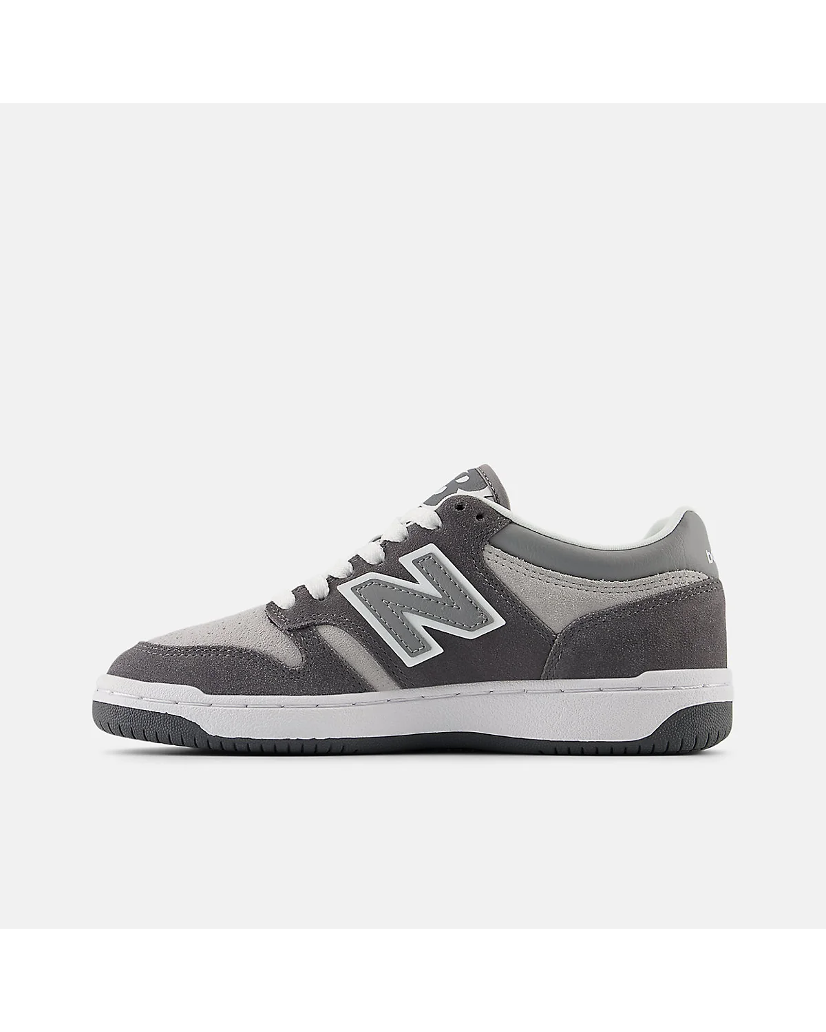 Детали конструкции кроссовок New Balance B480: замша и сетка с белой вставкой