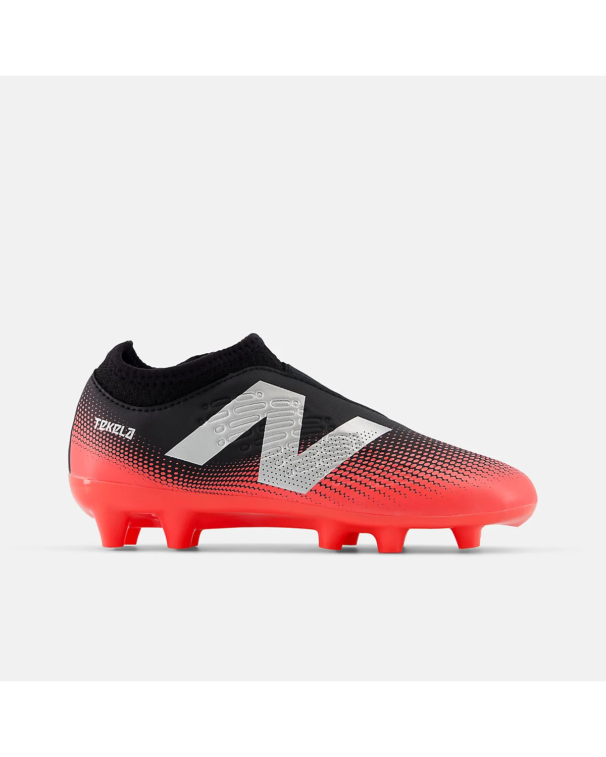 Футбольные бутсы New Balance Tekela чёрные с красно-серебристым градиентом, вид сбоку