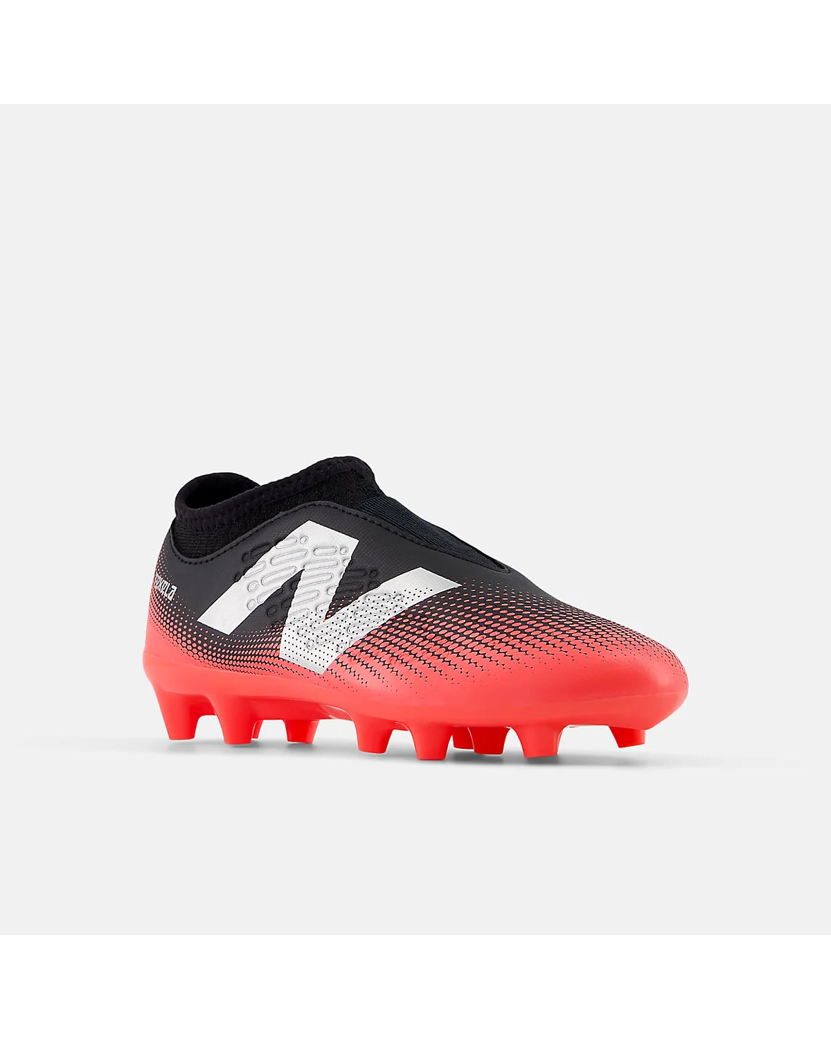Футбольные бутсы New Balance Tekela чёрные с видимыми шипами, фронтальный вид