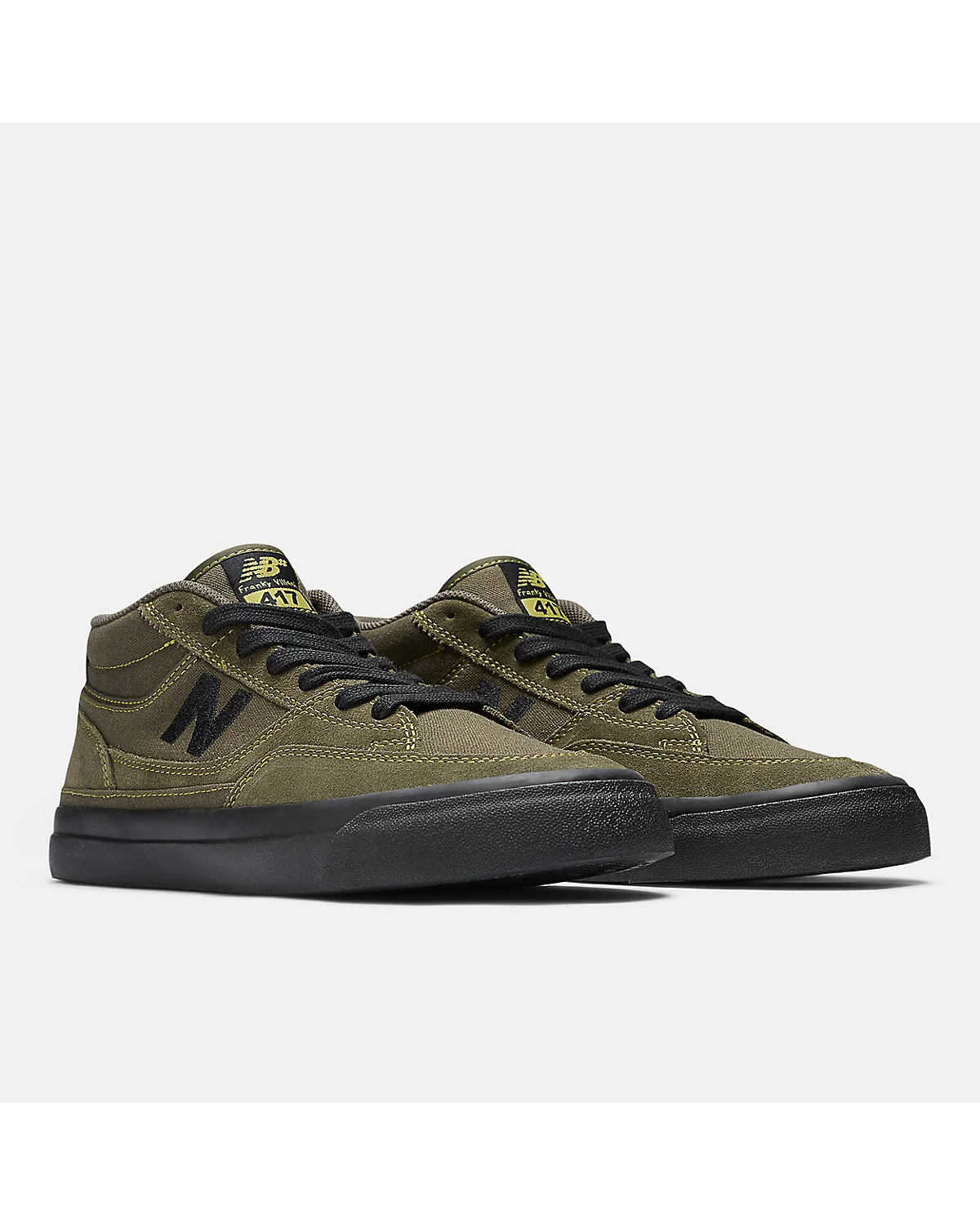 Высокие оливковые кеды New Balance 417 со стороны пяток с зелёным логотипом N.