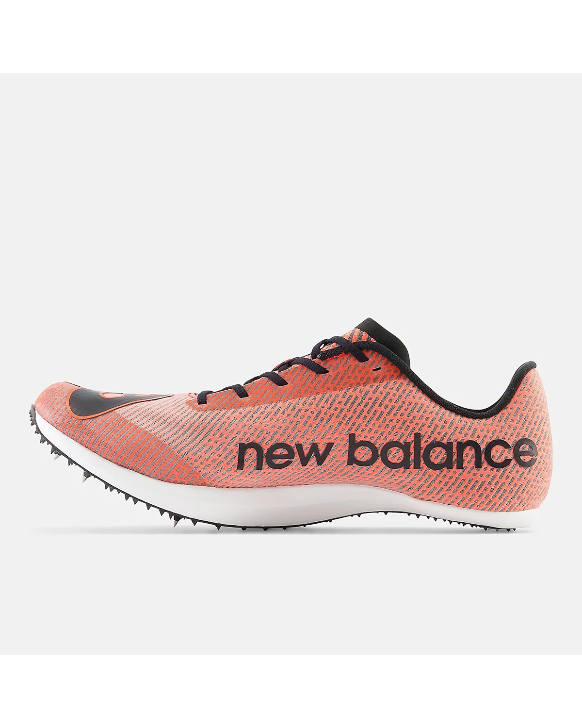 Подошва беговых шиповок New Balance с металлическими шпильками и розовой сеткой.