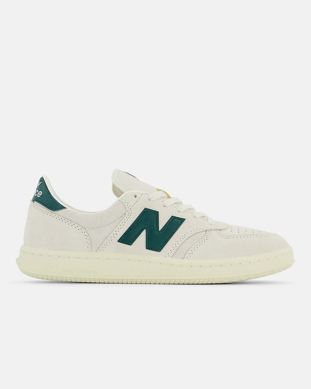 Белые кроссовки New Balance T500 с синим акцентом на пятке, вид сбоку.