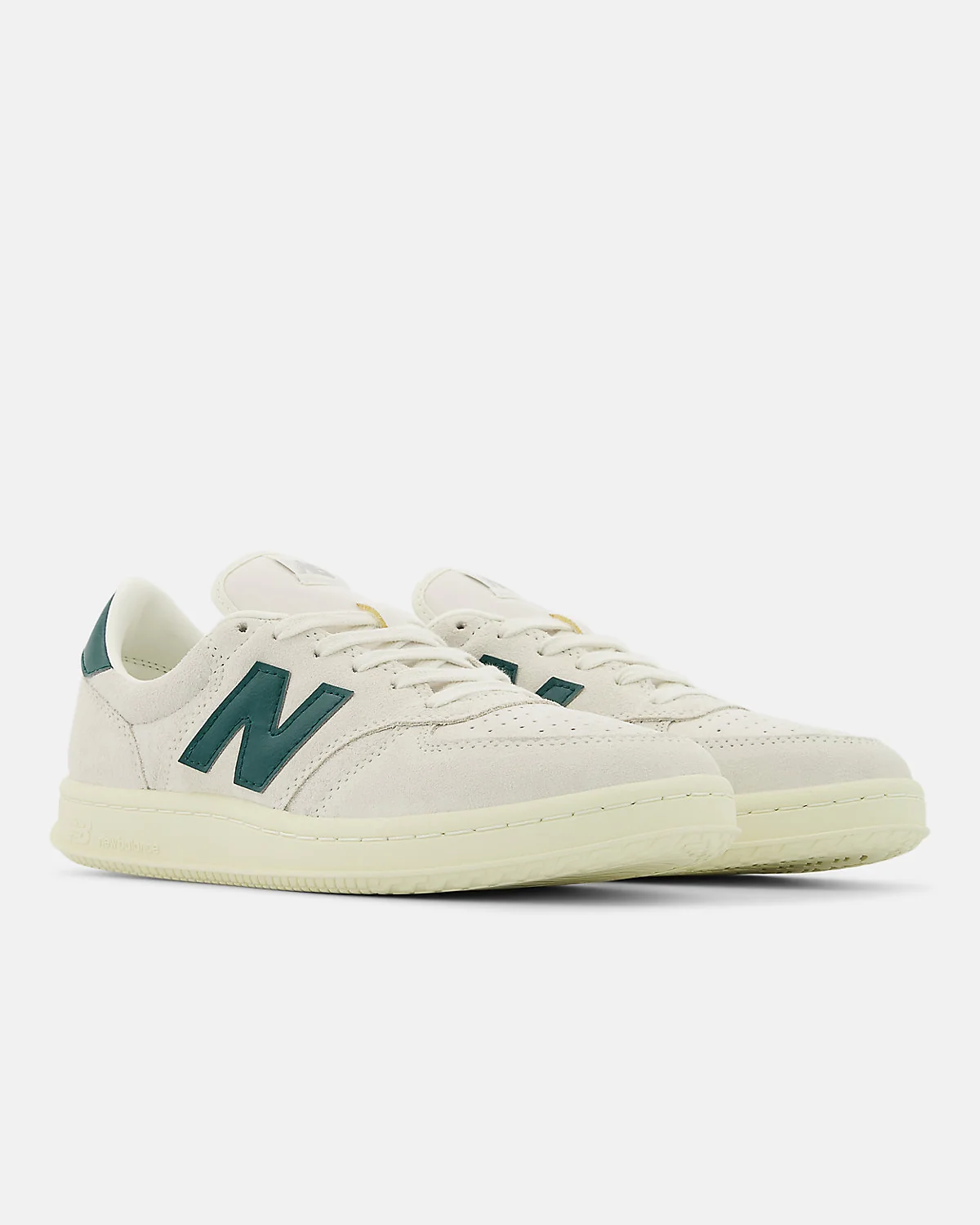 Белый кроссовок New Balance T500 со стороны пяток с синей вставкой и кремовой подошвой.