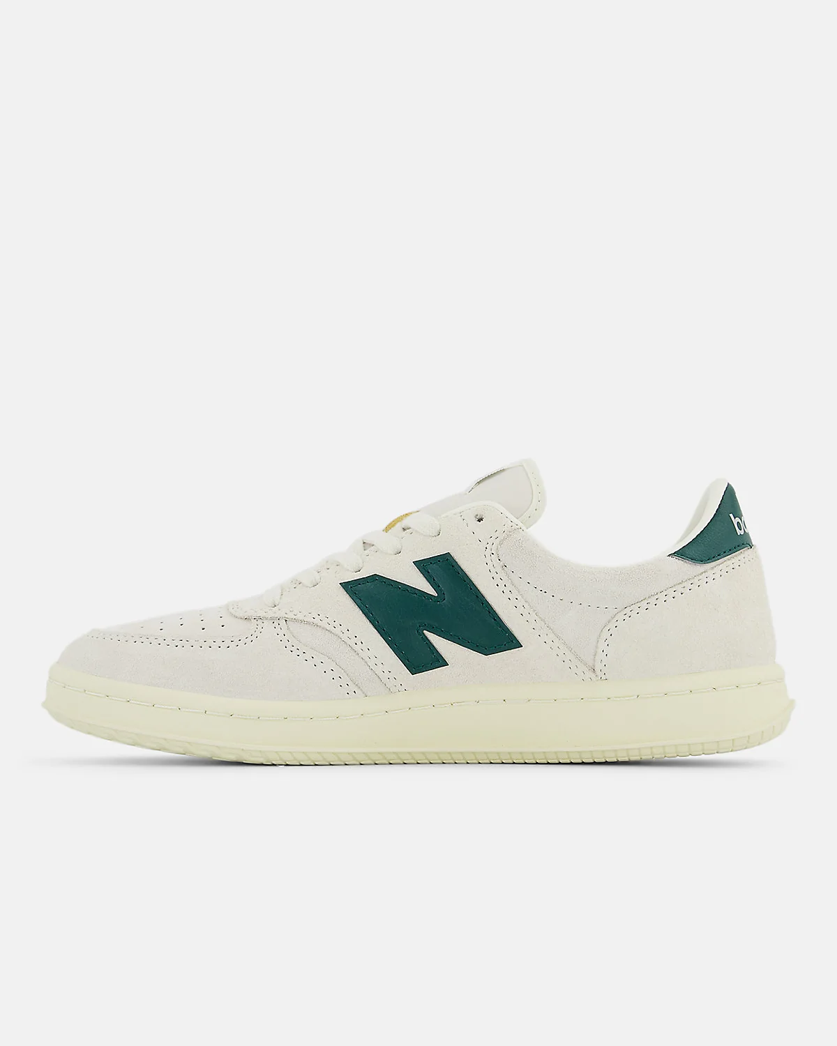 Гладкая белая кожа кроссовка New Balance T500 с синей пяткой и кремовой подошвой.