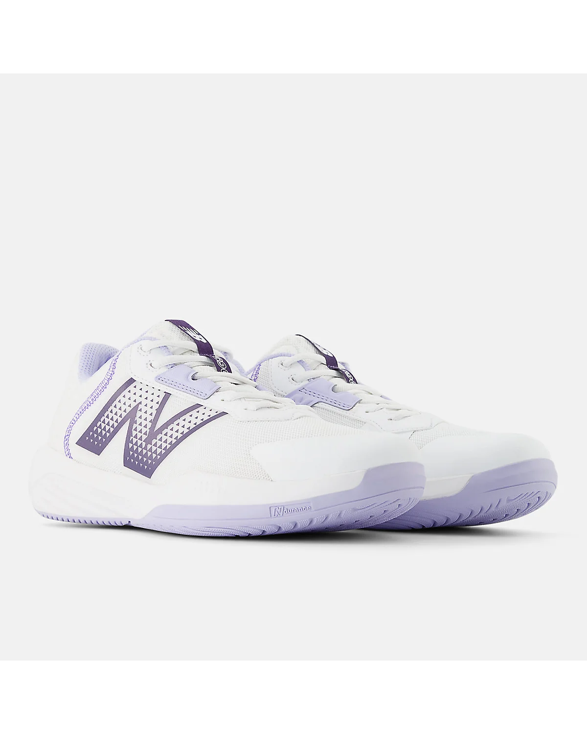 Белый кроссовок New Balance 696v6 со стороны пяток, серые и сиреневые акценты, кремовая подошва.