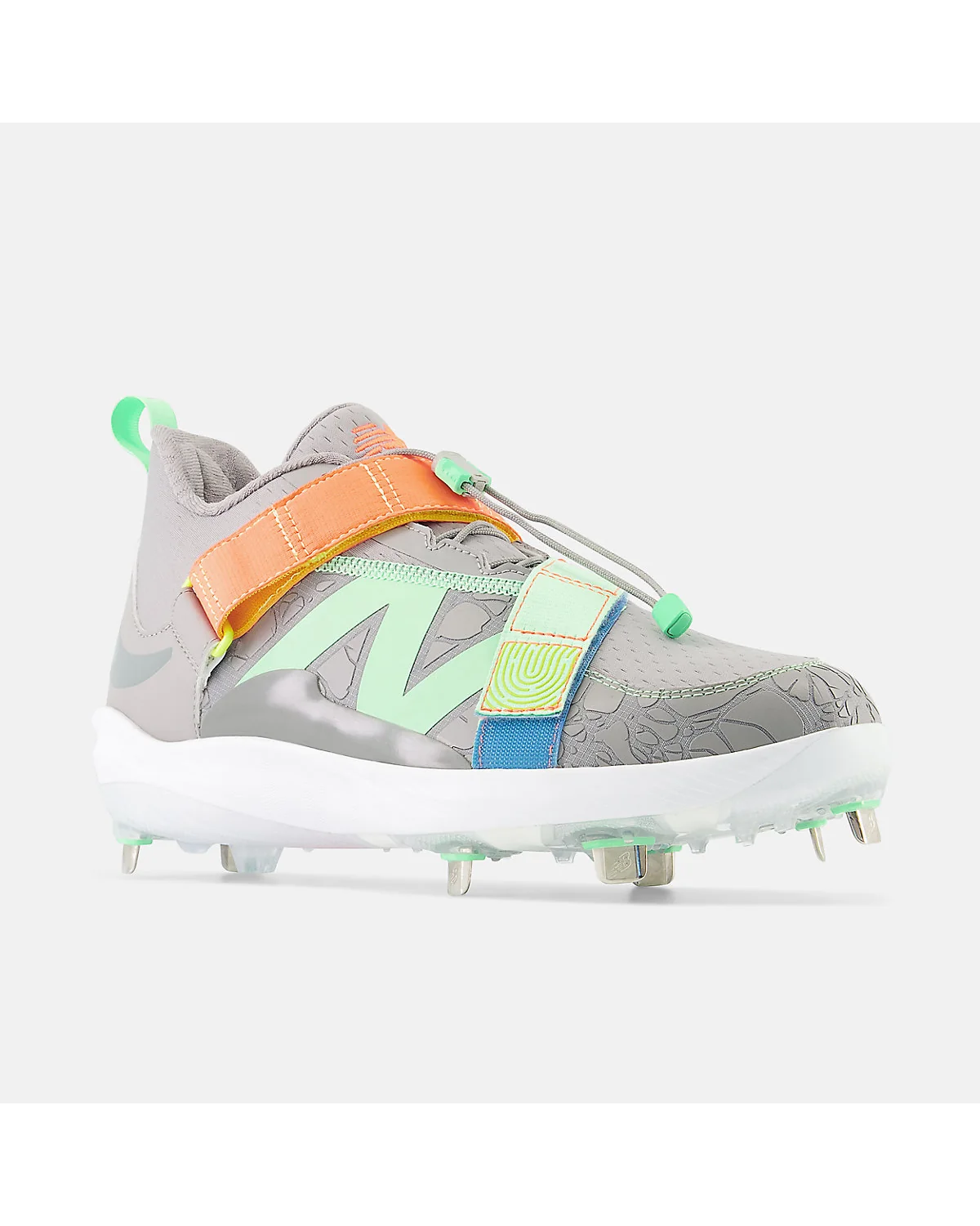 Бутсы New Balance FuelCell Lindor 2 Metal под другим углом со всеми видимыми шипами