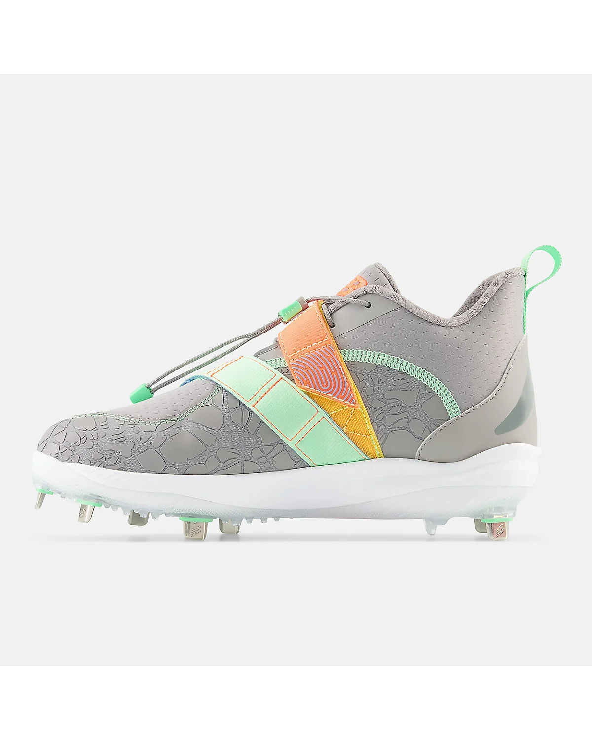 Крупный план многоцветных деталей и шипов бутс New Balance FuelCell Lindor 2 Metal