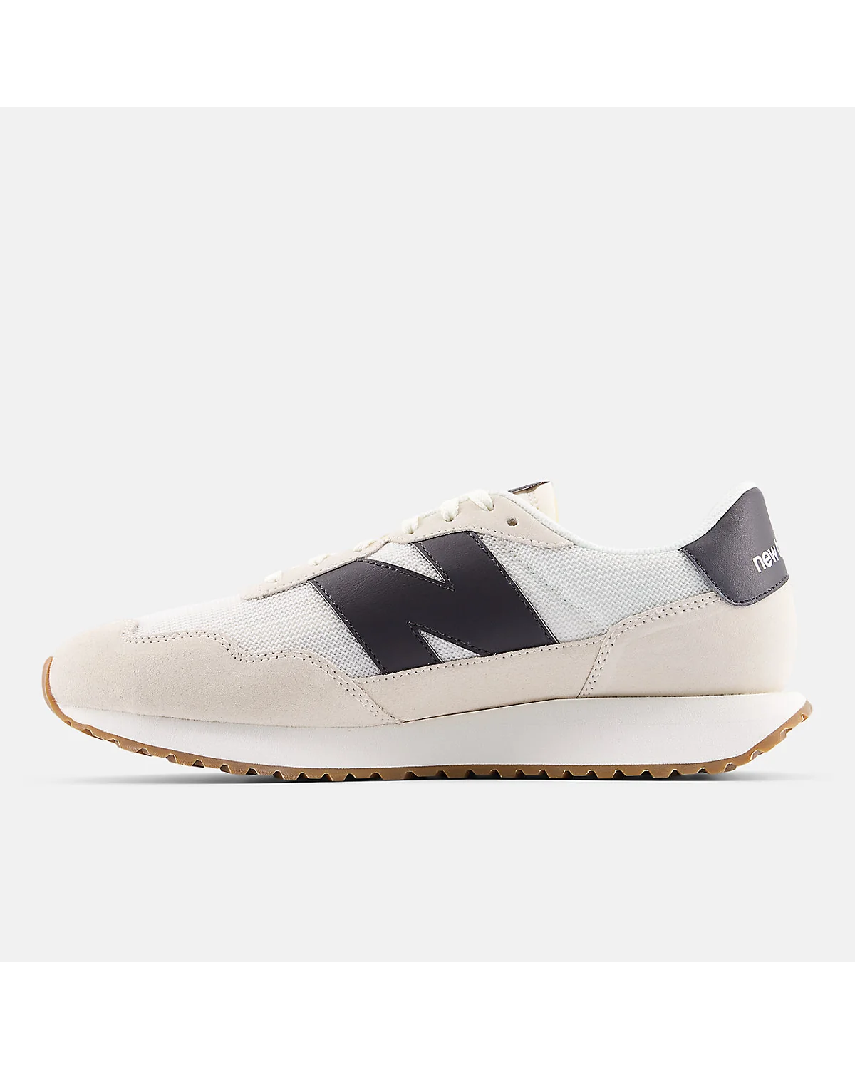 Подошва кроссовок New Balance 237 с протектором в ёлочку и логотипом