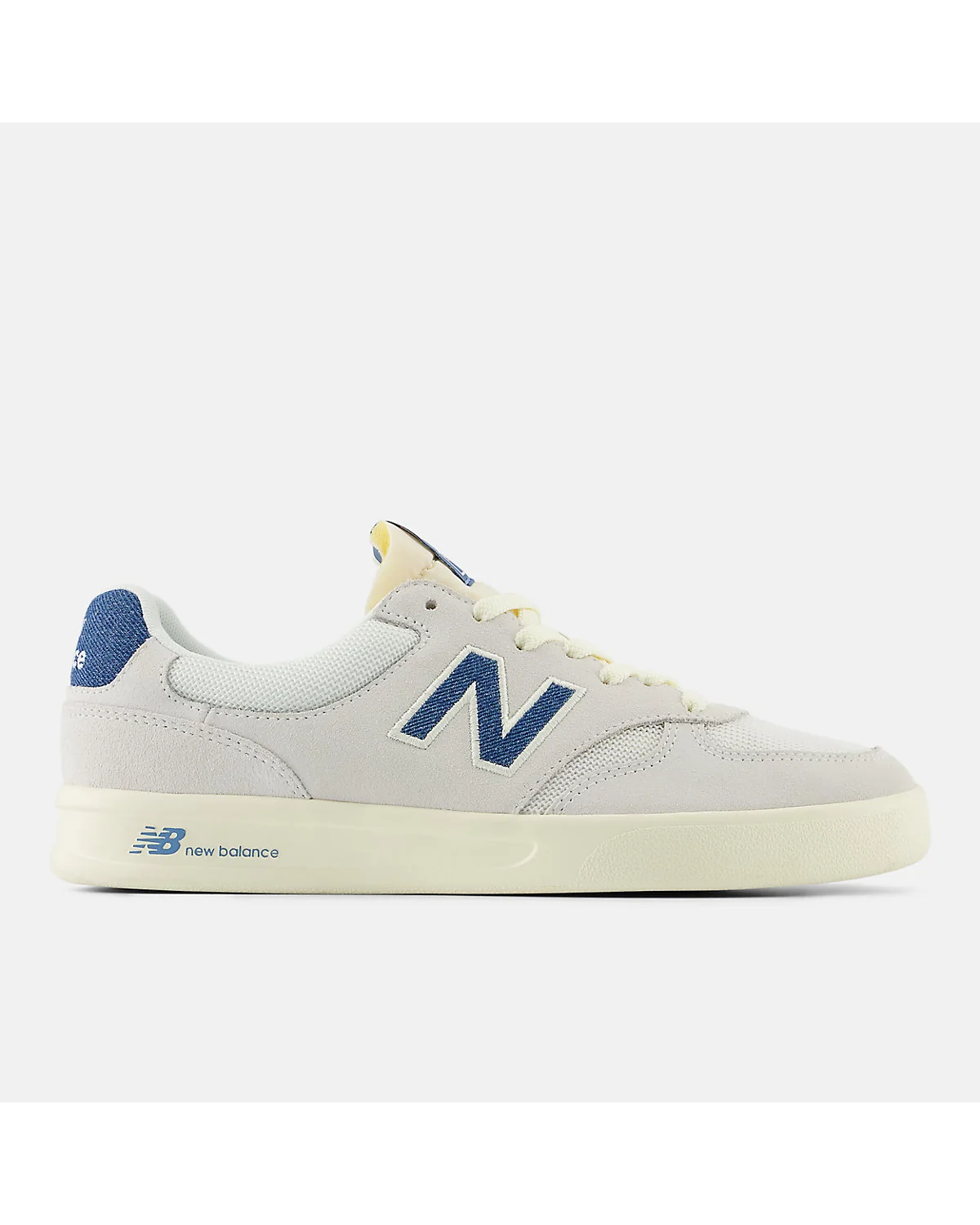 Светло-серые кроссовки New Balance 300 Court с голубым логотипом, вид сбоку