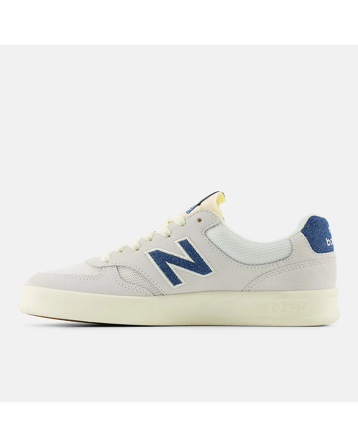 Подошва кроссовок New Balance 300 Court с логотипом и контрастной обшивкой
